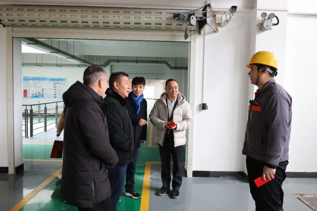 看望慰問生產(chǎn)員工.jpg 看望慰問生產(chǎn)員工.jpg