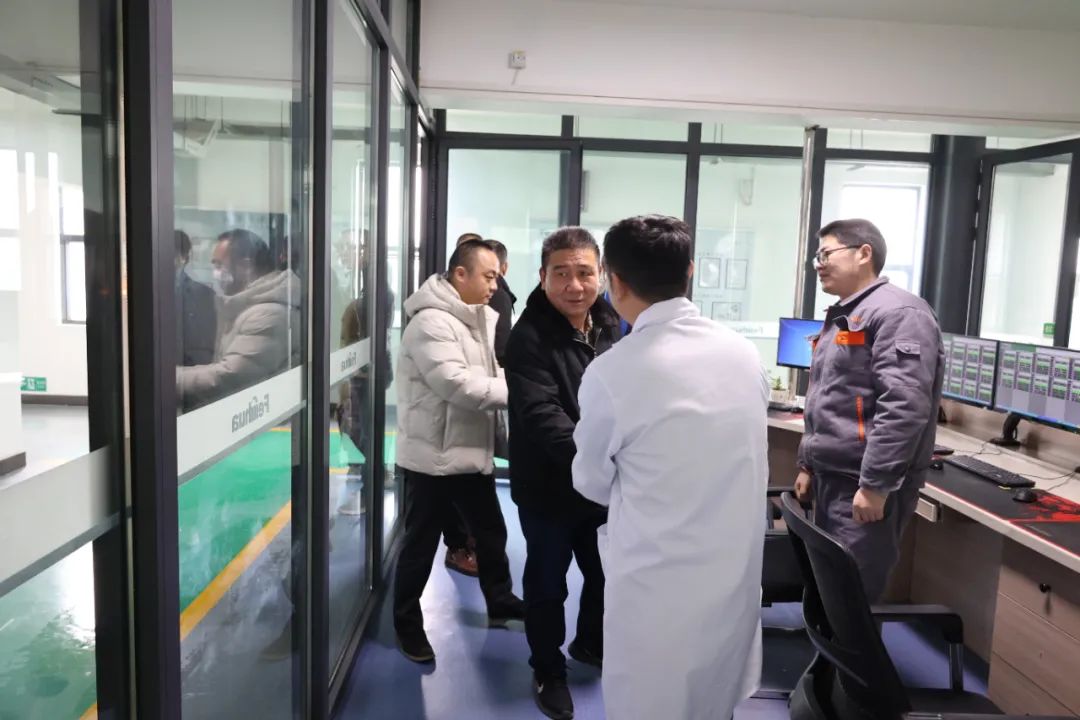 公司董事長吳學(xué)民跟一線員工拜年.jpg 公司董事長吳學(xué)民跟一線員工拜年.jpg