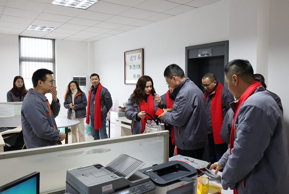 公司領(lǐng)導(dǎo)在石英事業(yè)部銷售部拜年.png 公司領(lǐng)導(dǎo)在石英事業(yè)部銷售部拜年.png